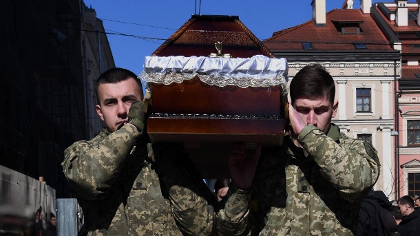 Beerdigung ukrainischer Soldaten in Lemberg: Präsident Wolodymyr Selenskyj hat sich zu Opferzahlen unter den eigenen Soldaten geäußert. (Quelle: imago images/ZUMA Wire/Carol Guzy)