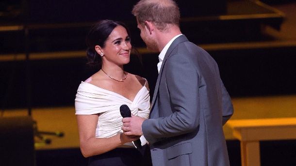 Herzogin Meghan und Prinz Harry: Das Paar zeigte sich bei der Eröffnungszeremonie der Invictus Games in Den Haag innig auf der Bühne. (Quelle: Chris Jackson/Getty Images for the Invictus Games Foundation)