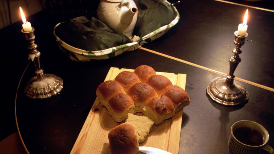 In Dänemark werden am "store bededag" traditionell "hveder" gegessen – Weizenbrötchen